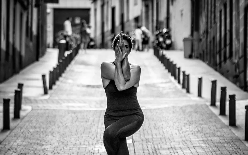mm-astavakrasana